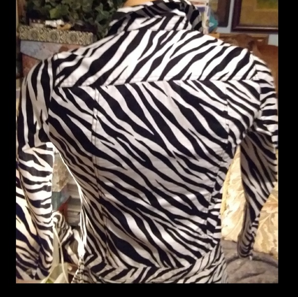 A jacket - Picture 2 of 4